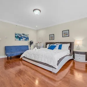 Gasthof Luxurious Getaway In Vancouver-private With Attached Bathroom